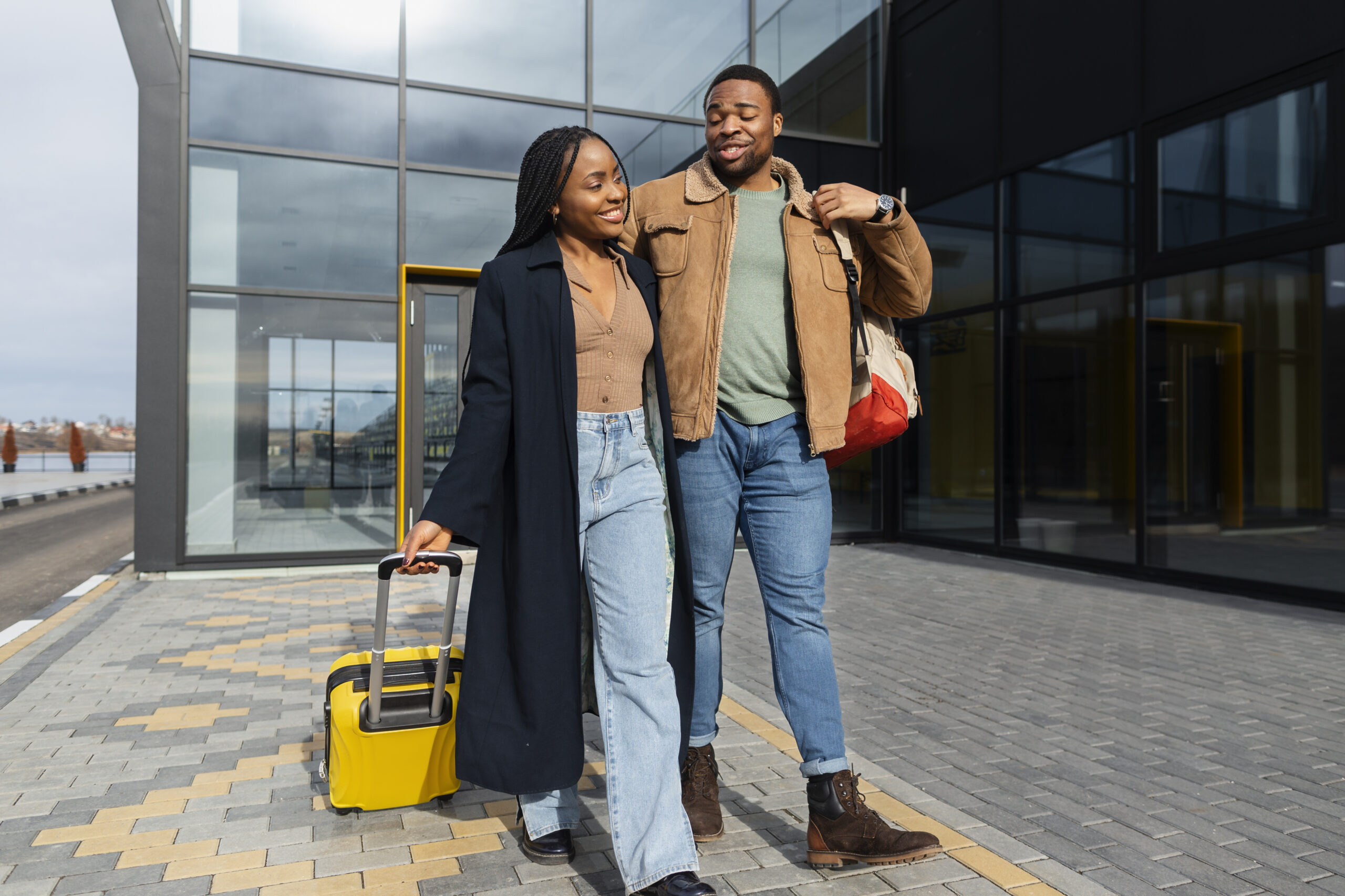 plein-coup-de-partenaires-heureux-marchant-ensemble